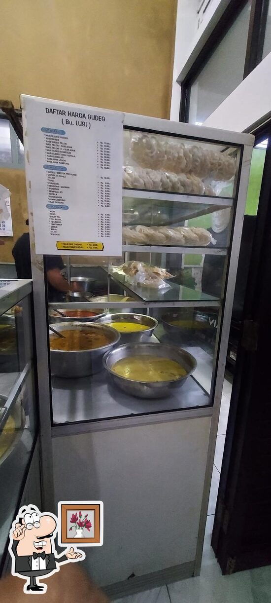 Nasi Gudeg in a Narrow Alley: Line Forms Every Maghrib!